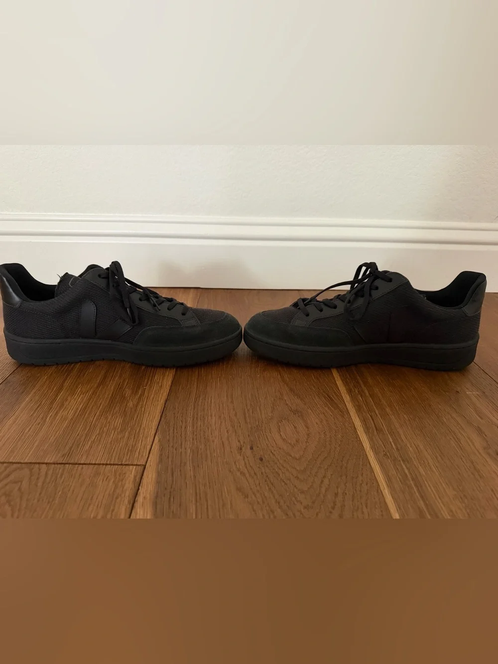 Veja V-12 B-Mesh Men's Sneakers - Black. Size US 10.
